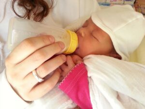 How to introduce bottle to breastfed baby?